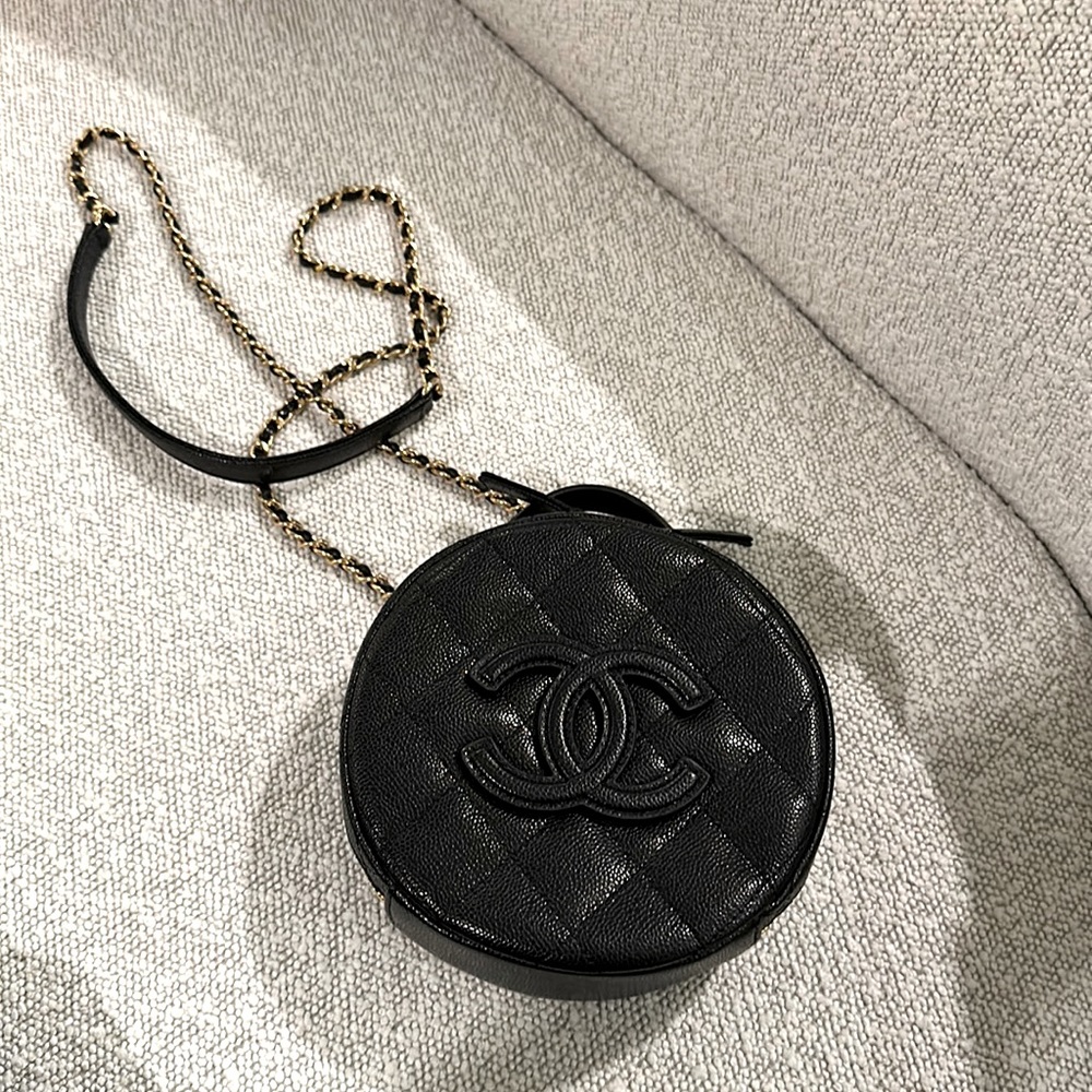 Chanel round vanity case / crossbody caviar bag 2023